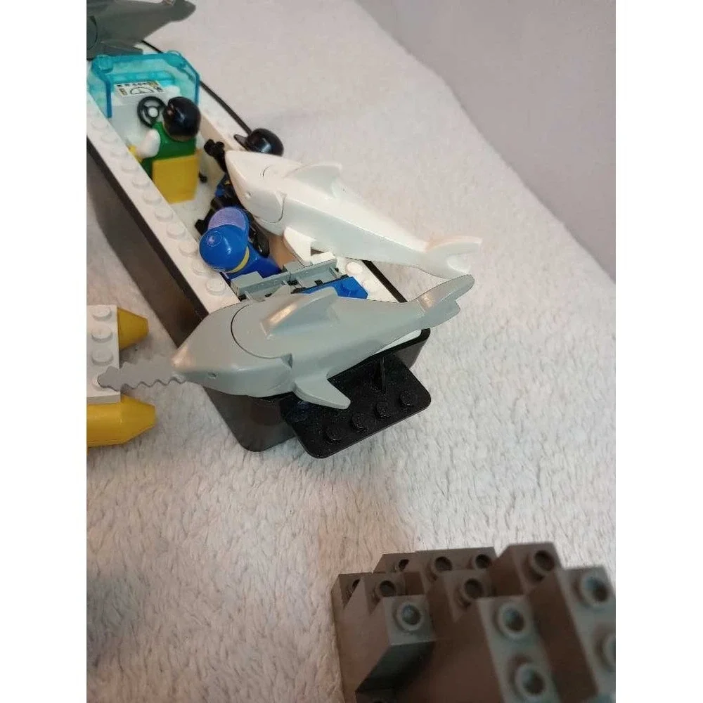 LEGO City Police Boat Shark Rescue Minifigure Vehicles Set